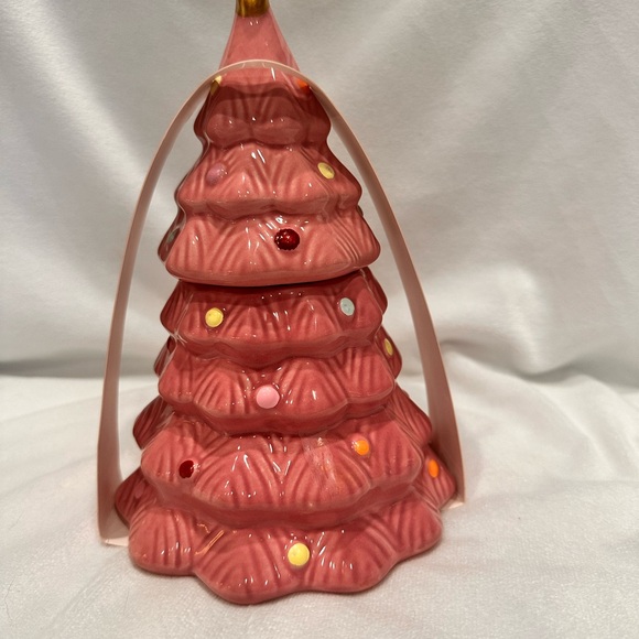 ALDI 2024 Limited Edition Holiday Huntington Pink Christmas Tree Candle - Picture 2 of 3